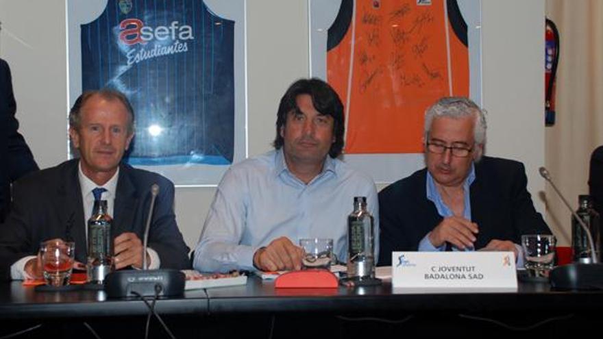 Joaquín Costa (izq.), presidente del Granca, junto a Jordi Villacampa, del Joventut, ayer en la Asamblea de la ACB. | acb-media