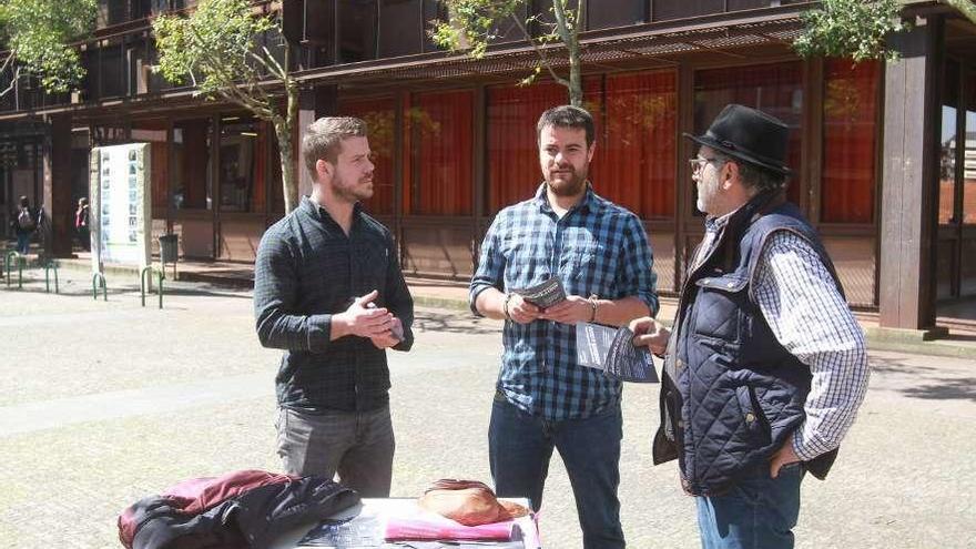 Mesa informativa de CCOO instalada ayer en el campus de Ourense. // Iñaki Osorio