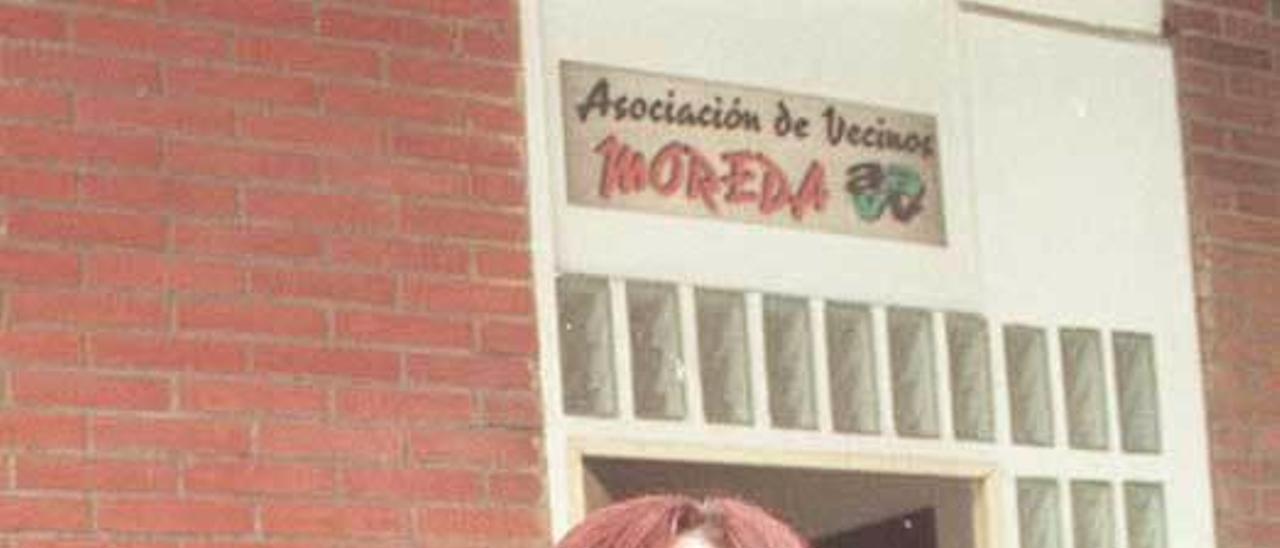 Teresa Escudero, a las puertas de la asociación de vecinos de Moreda, en sus primeros años de presidencia.