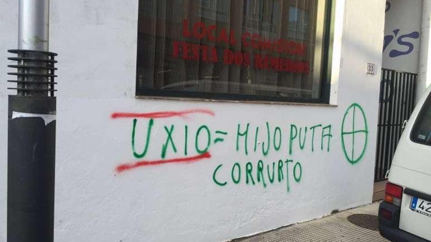 Uno de las pintadas que apareció ayer en Tomiño. // D.P.