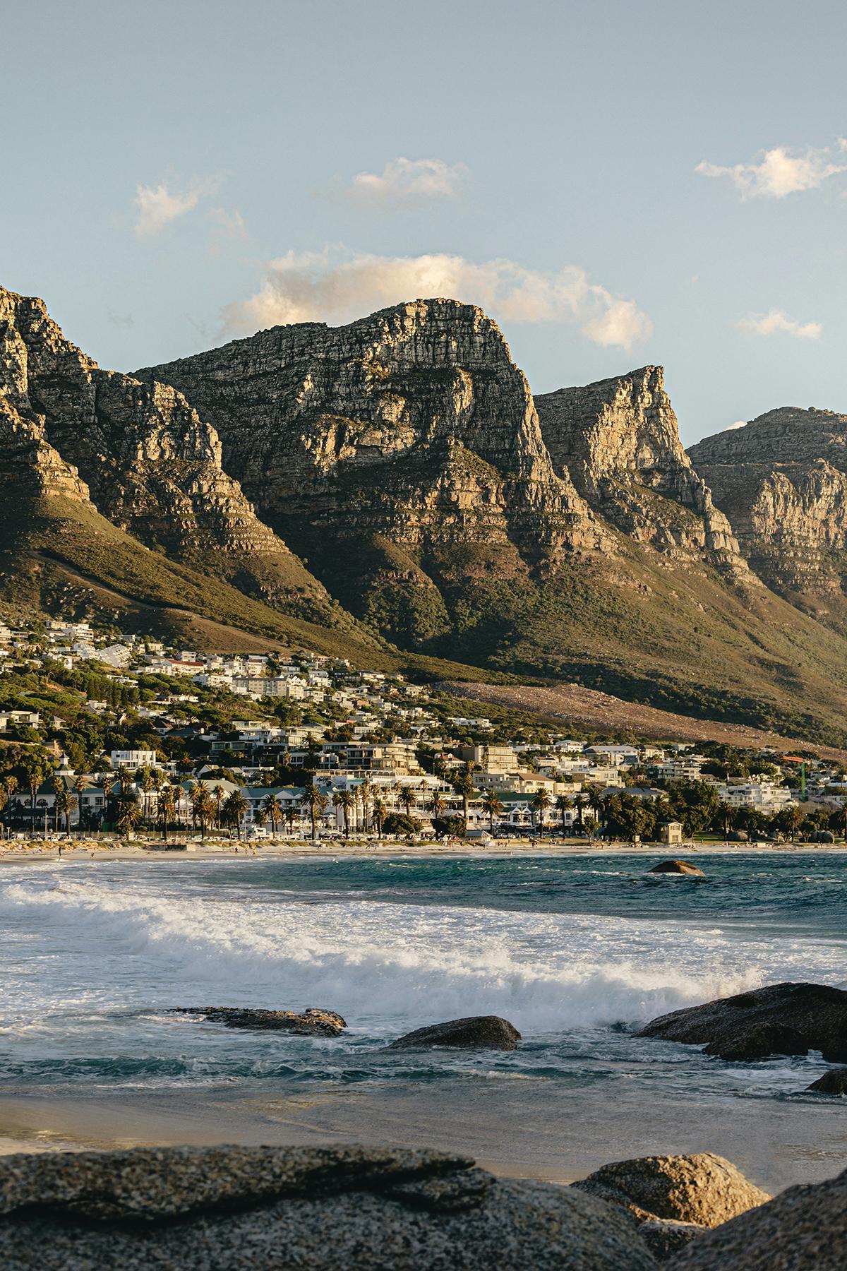 La silueta de Table Mountain y los Doce Apóstoles domina el paisaje costero de Ciudad del Cabo.