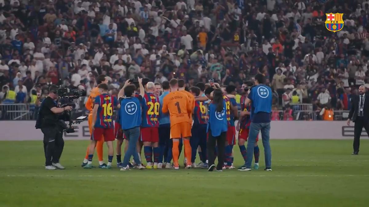 Ronald Araujo manteado por sus compañeros tras la victoria en la final de la Supercopa