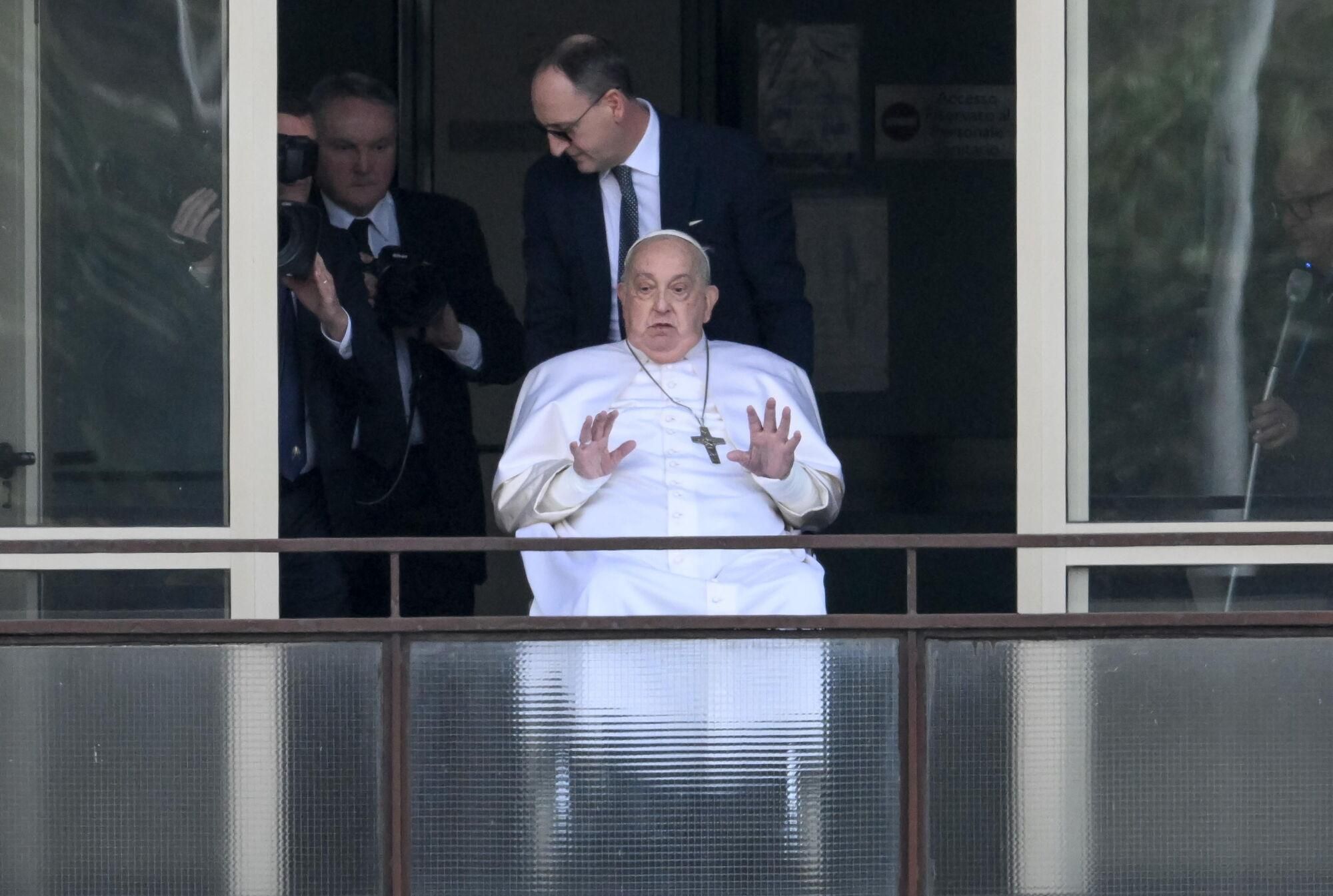Rome (Italy), 23/03/2025.- Pope Francis (front) greets and blesses the faithful from the balcony of the Gemelli hospital where has been hospitalized, in Rome, Italy, 23 March 2025. Pope Francis will be discharged on 23 March with a prescription for at least two months of convalescence after spending more than five weeks in the hospital for bilateral pneumonia. (Papa, Italia, Roma) EFE/EPA/ALESSANDRO DI MEO
