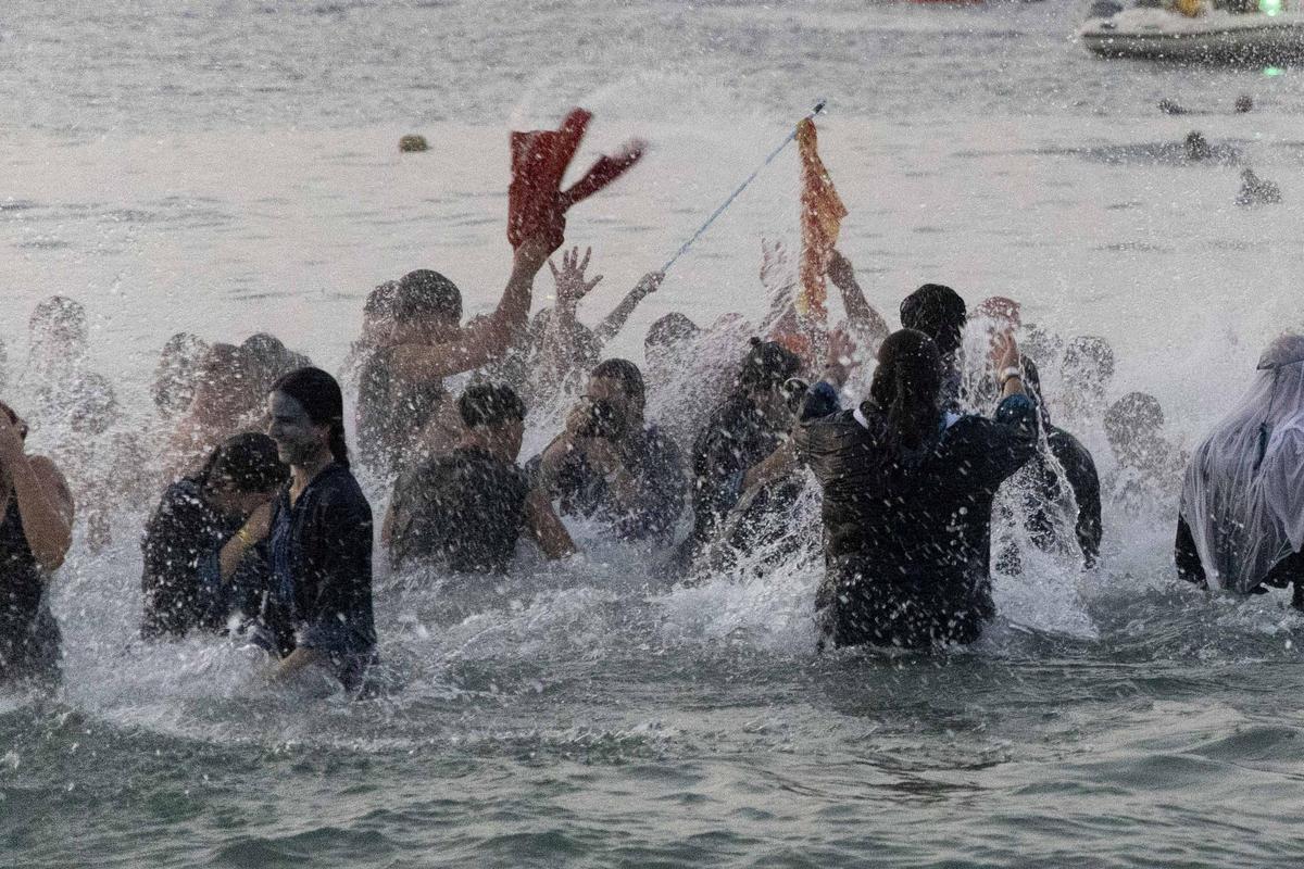El Desembarco llena de épica la costa de La Vila