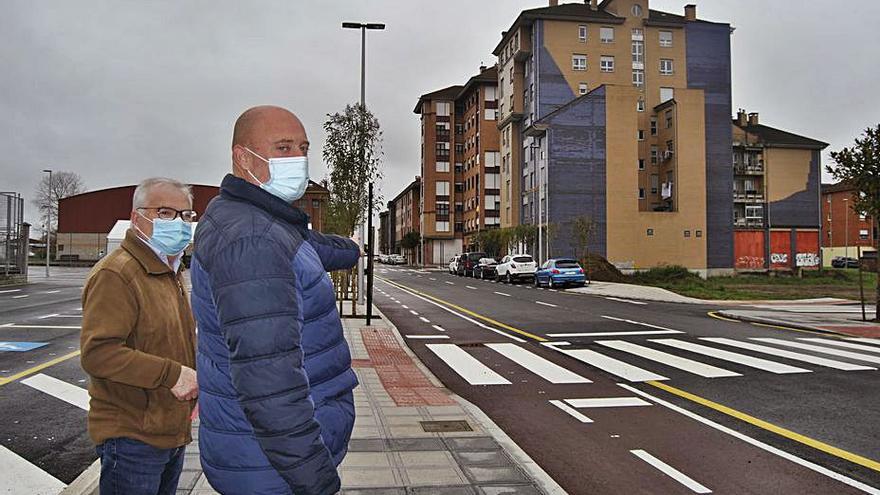 Por la izquierda, David y Juan Chamorro, junto al último tramo urbanizado del bulevar de Lugones, desde el que partirá el que se ejecutará este año. | A. I.