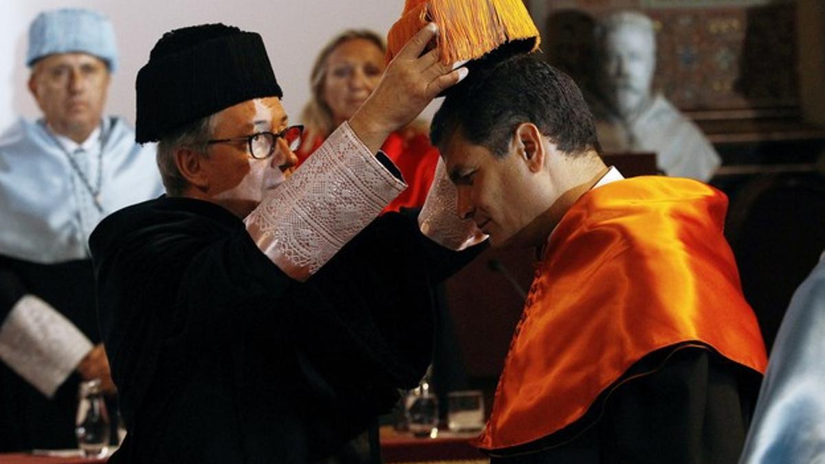 El rector de la UB coloca el birrete de doctor honoris causa al presidente Correa, este miércoles.