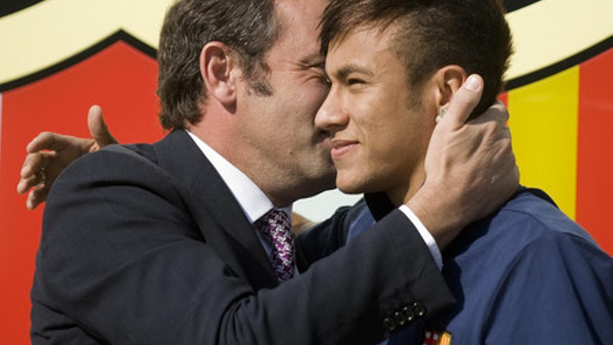 El expresidente del Barça, Sandro Rosell, junto a Neymar el 3 de Junio de 2013 en el acto de presentación del jugador.