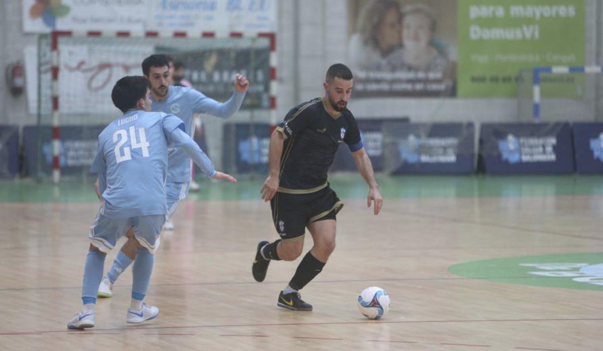 Una acción de un duelo anterior del ADFS Bueu con el Composala. | SANTOS ÁLVAREZ