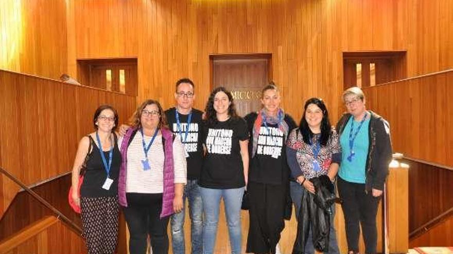 Noa Presas, con trabajadoras de Unitono en el Parlamento. // FdV