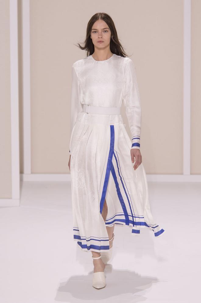 PFW: Hermès Primavera/Verano 2016, vestido blanco con asimetría