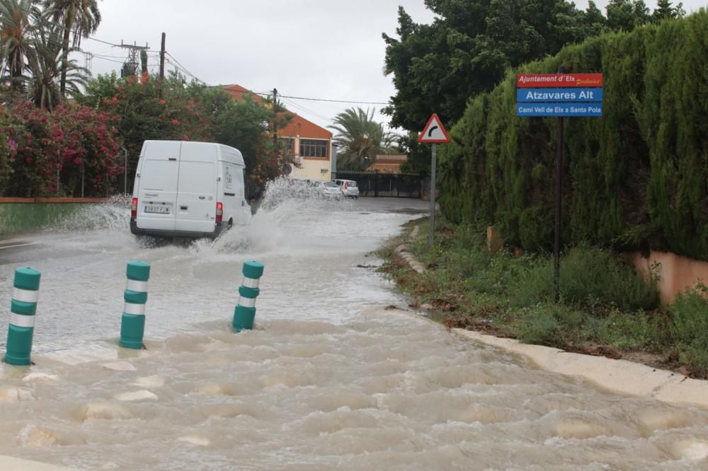 La lluvia ha anegado la carretera de Santa Pola