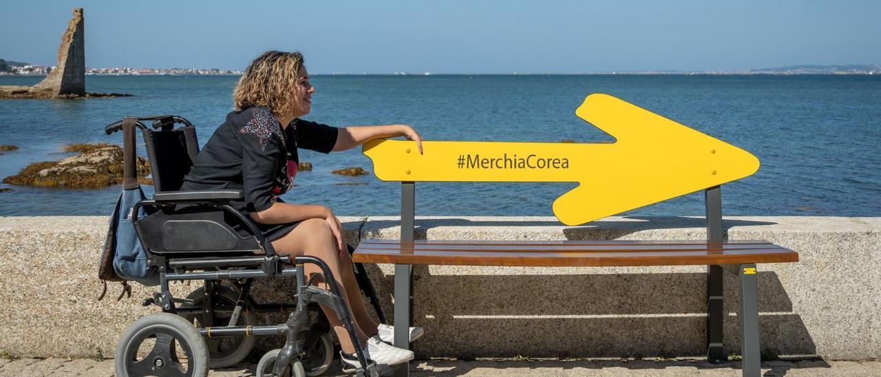 Mercedes Álvarez, en una fotografía tomada junto al banco peregrino de San Tomé (Cambados)