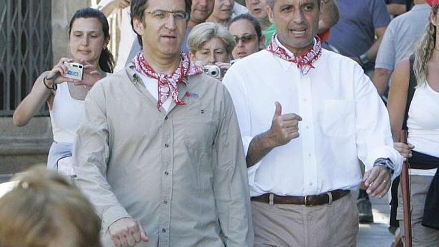 Alberto Núñez Feijóo y Francisco Camps, ayer, entrando en la Praza do Obradoiro. / tucho valdés