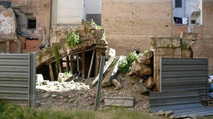 Restos de la escalera gótica en el solar.