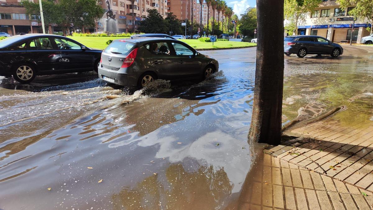 Balsas de agua en la rotonda Herrera Pombo en Sinforiano Madroñero.