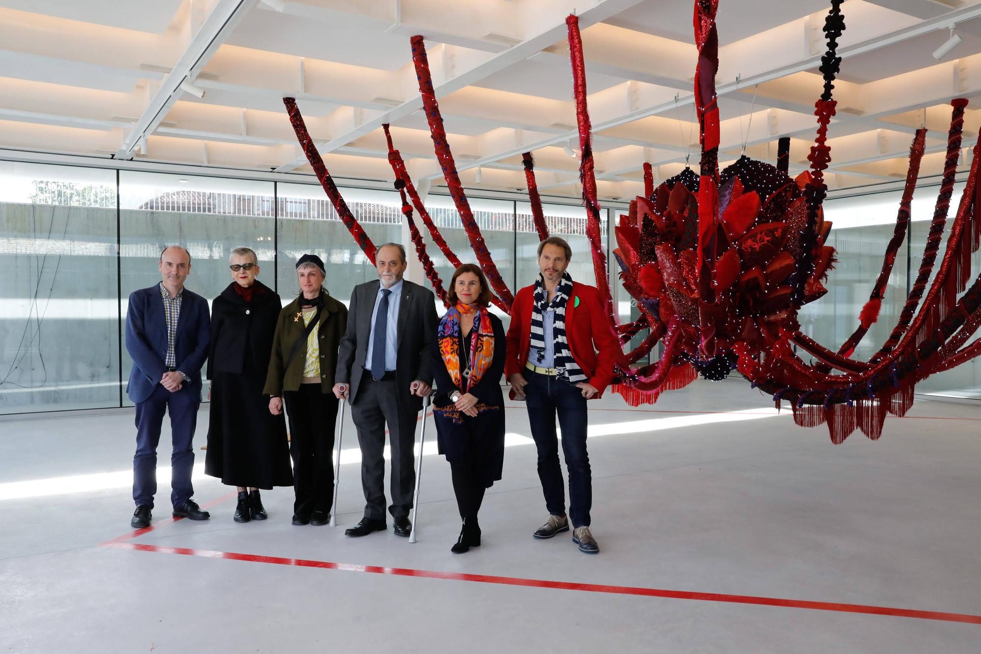 Inauguración de la exposición de la artista visual portuguesa Joana Vasconcelos en la Central Artística de Bueño.