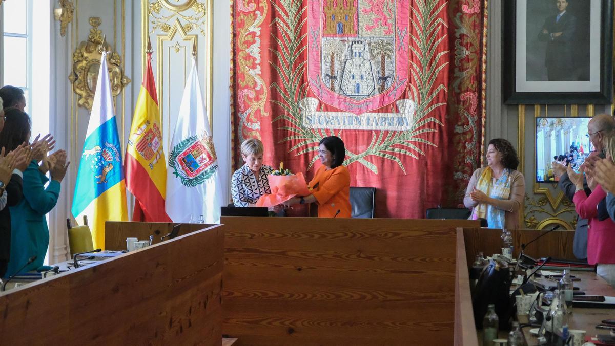 Echeandia recibe un ramo de la mano de Carolina Darias.
