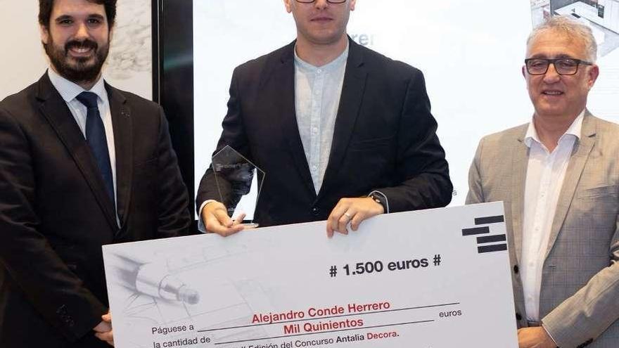 Alejandro Conde Herrero (centro) sostiene el cheque del segundo premio del concurso.