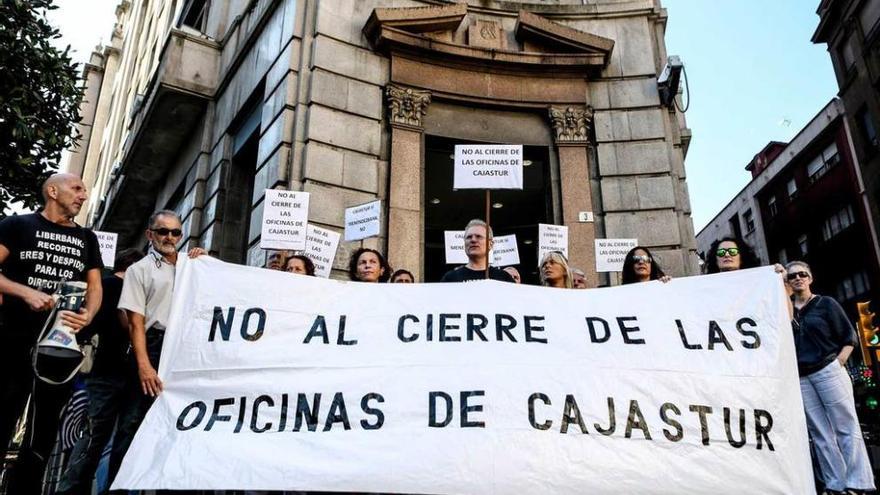 Protesta contra el cierre de varias oficinas de Cajastur en Gijón