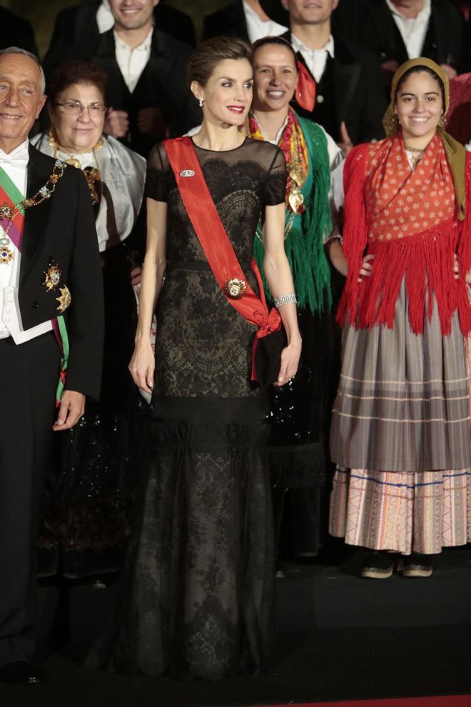 Letizia Ortiz deslumbra en Portugal con un vestido de CH Carolina Herrera