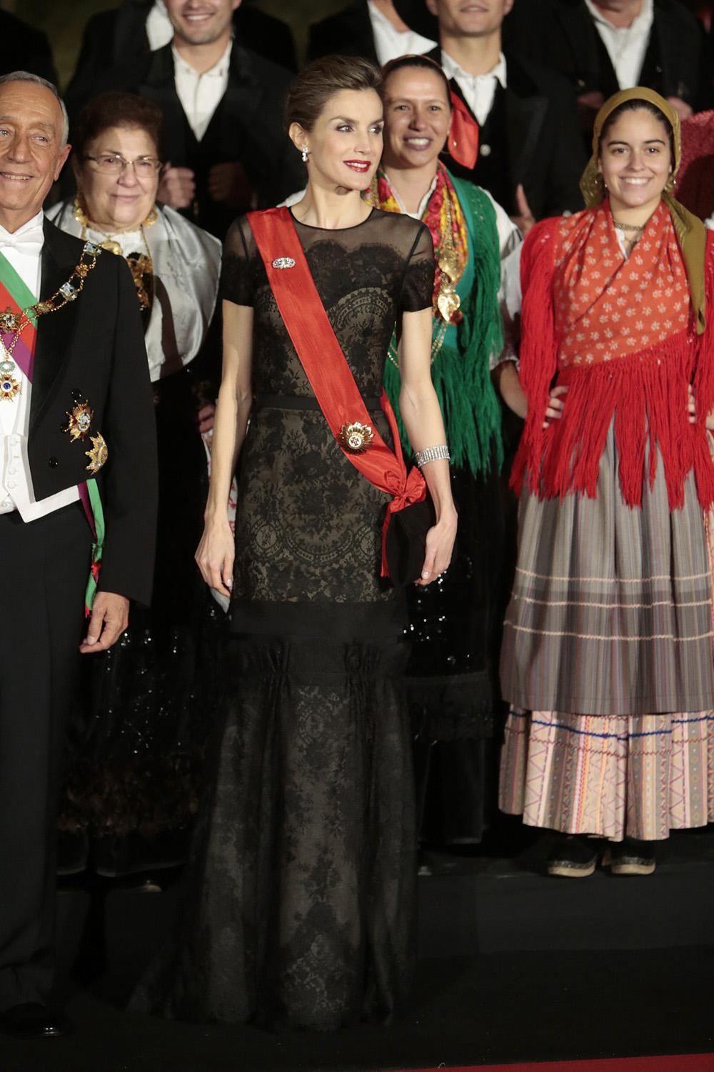 Letizia Ortiz deslumbra en Portugal con un vestido de CH Carolina Herrera
