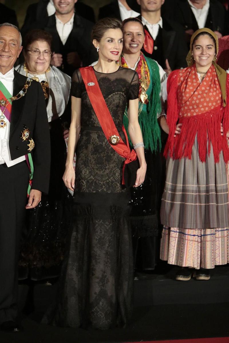Letizia Ortiz deslumbra en Portugal con un vestido de CH Carolina Herrera