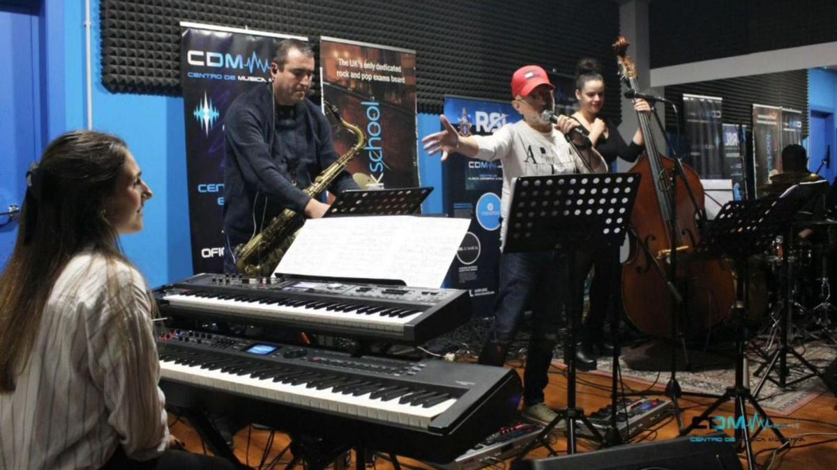 Un ensayo en las instalaciones del Centro de Música Moderna de Ponteareas.