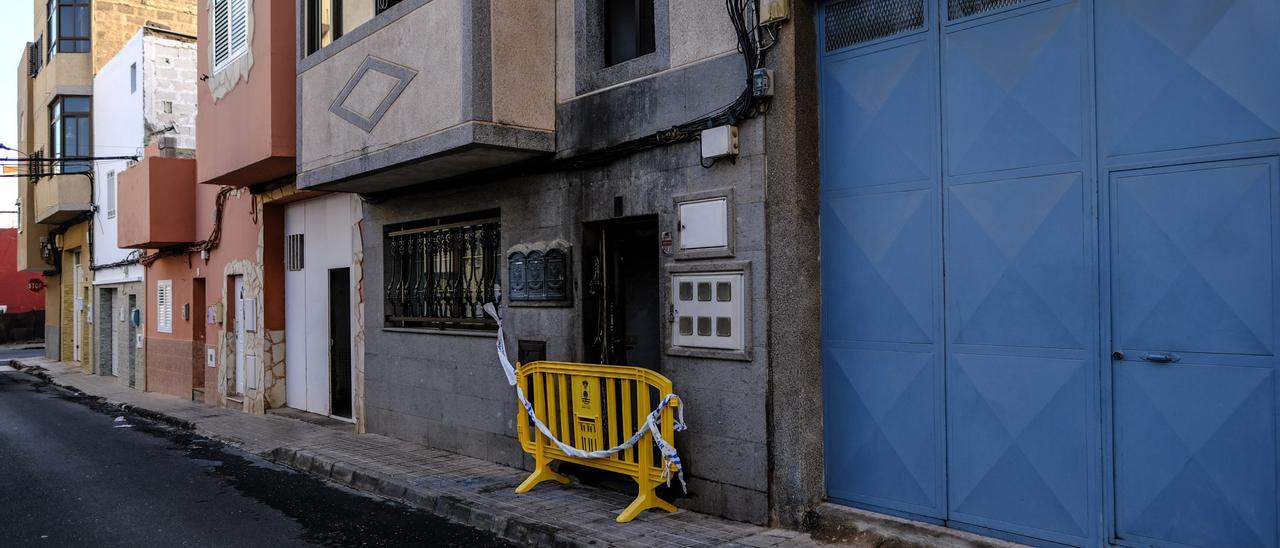 Los restos del incendio en la puerta y la fachada del inmueble, ayer.