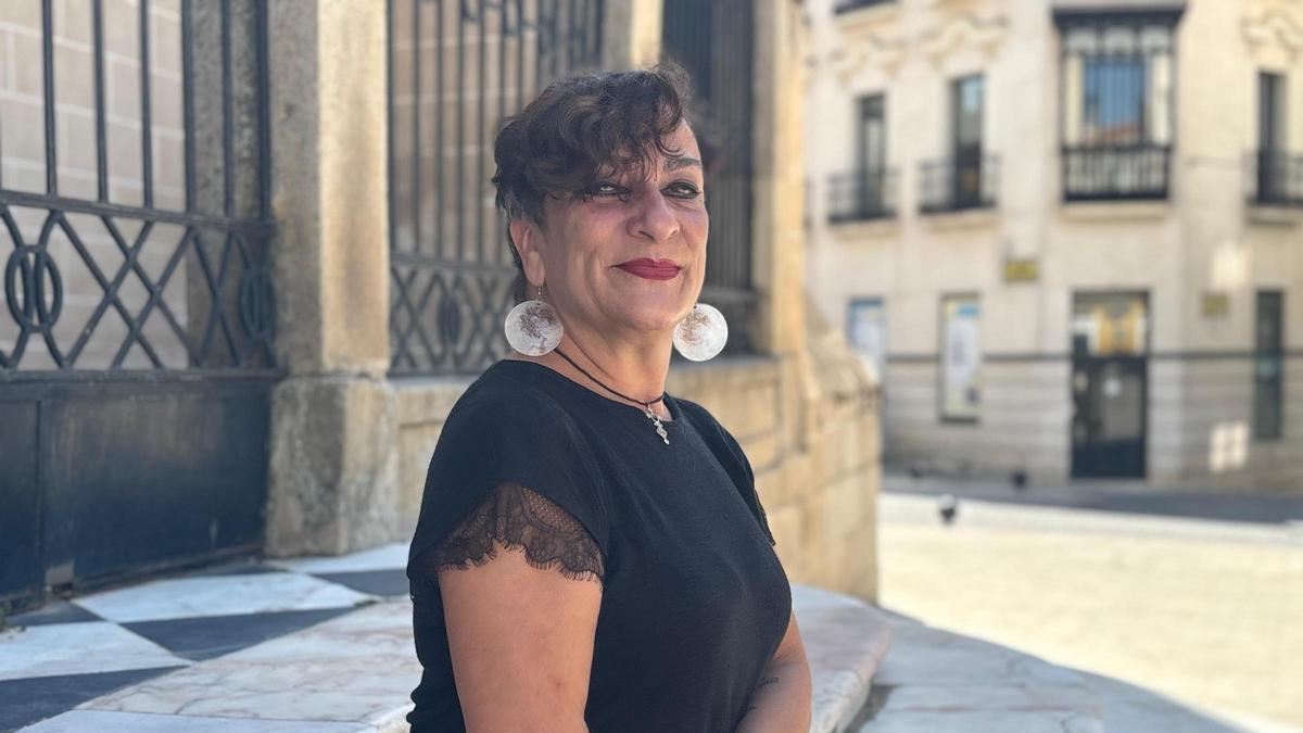 La actriz Paca Velardiez posa en la plaza de España de Badajoz.