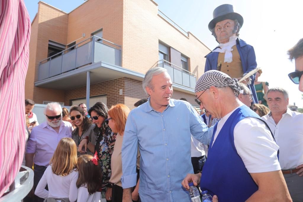 Los cabezudos recorren las calles de Garrapinillos