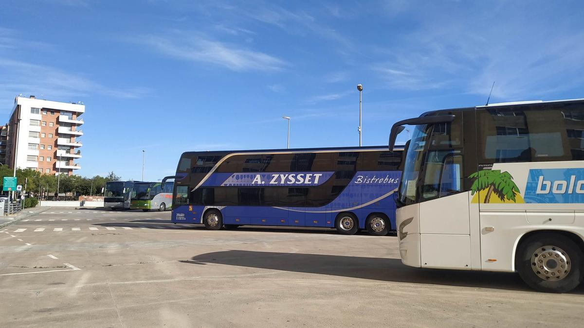 Autocars turístics estacionats al Garrigal de Figueres