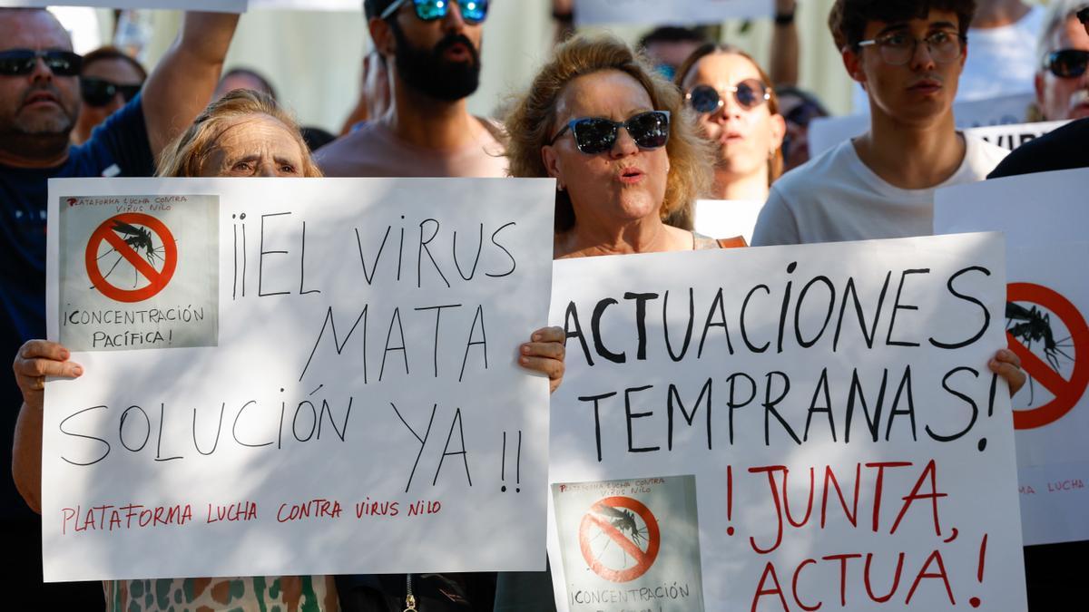 Vecinos de Coria del Río (Sevilla) y de otras localidades cercanas a este municipio junto al río Guadalquivir durante la concentración del pasado 19 de agosto para pedir a la Junta de Andalucía que aumente el control sobre las poblaciones de mosquitos que pueden propagar el virus del Nilo.