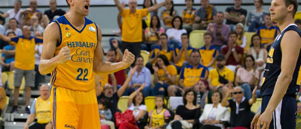 Rabaseda, alero del Herbalife Gran Canaria, celebra una canasta.