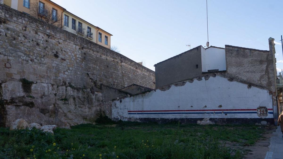 Edificios adosados a la muralla que se derribarán durante el primer semestre de este año.