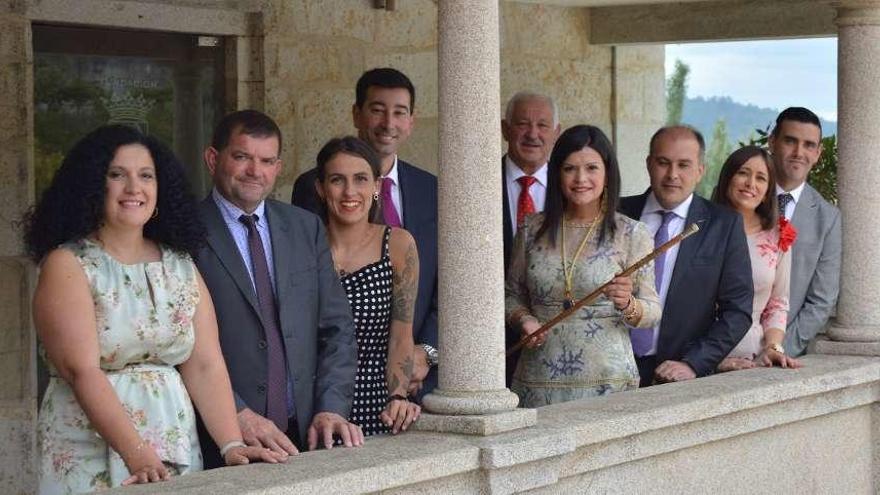 Nidia Arévalo, con el bastón de mando, junto a los concejales que integran el equipo de gobierno. // D. P.