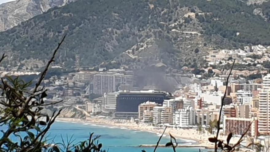 Aparatoso incendio de un contenedor en el centro de Calp