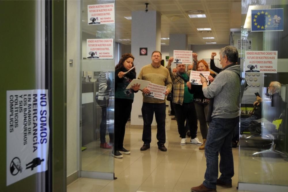 Los antidesahucios toman la sede de Bankia en Murc