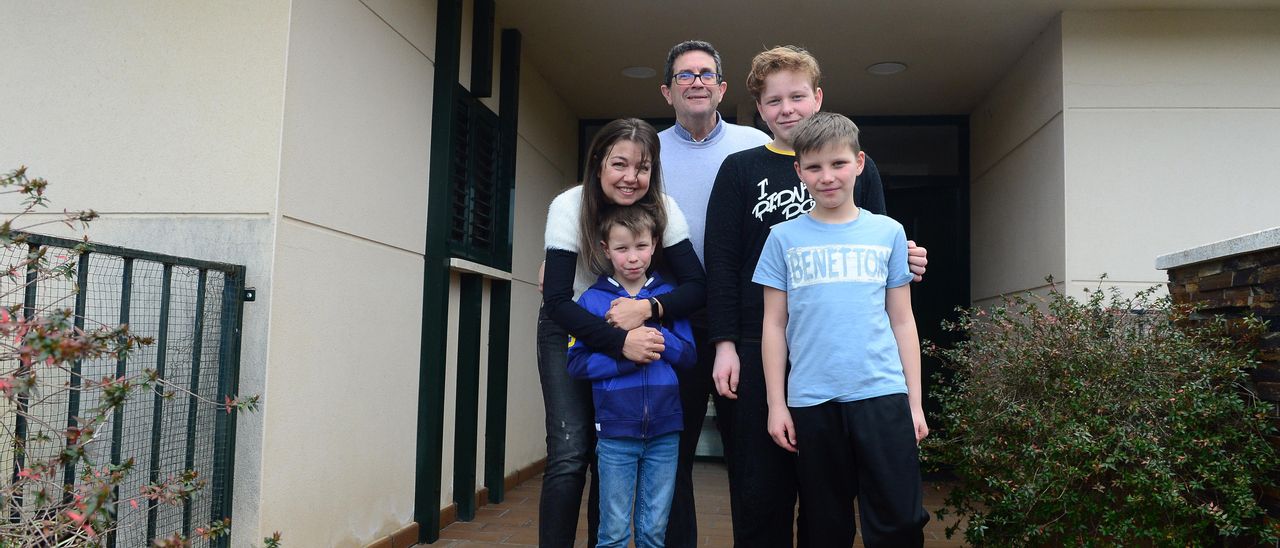 Los menores ucranianos, con sus padres de acogida.