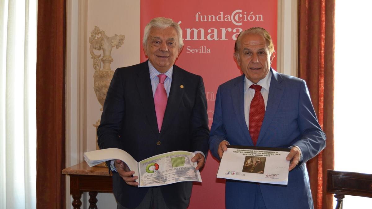 El presidente de la Cámara de Comercio, Francisco Herrera, junto al director del Centro Andaluz de Prospectiva, Antonio Pascual.