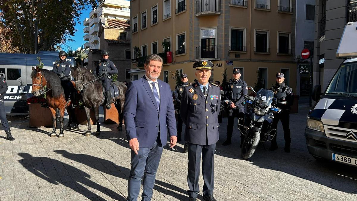 El concejal Fulgencio Perona y el jefe de la Policía Local de Murcia, José María Mainar, en la presentación del dispositivo de seguridad para las fiestas.