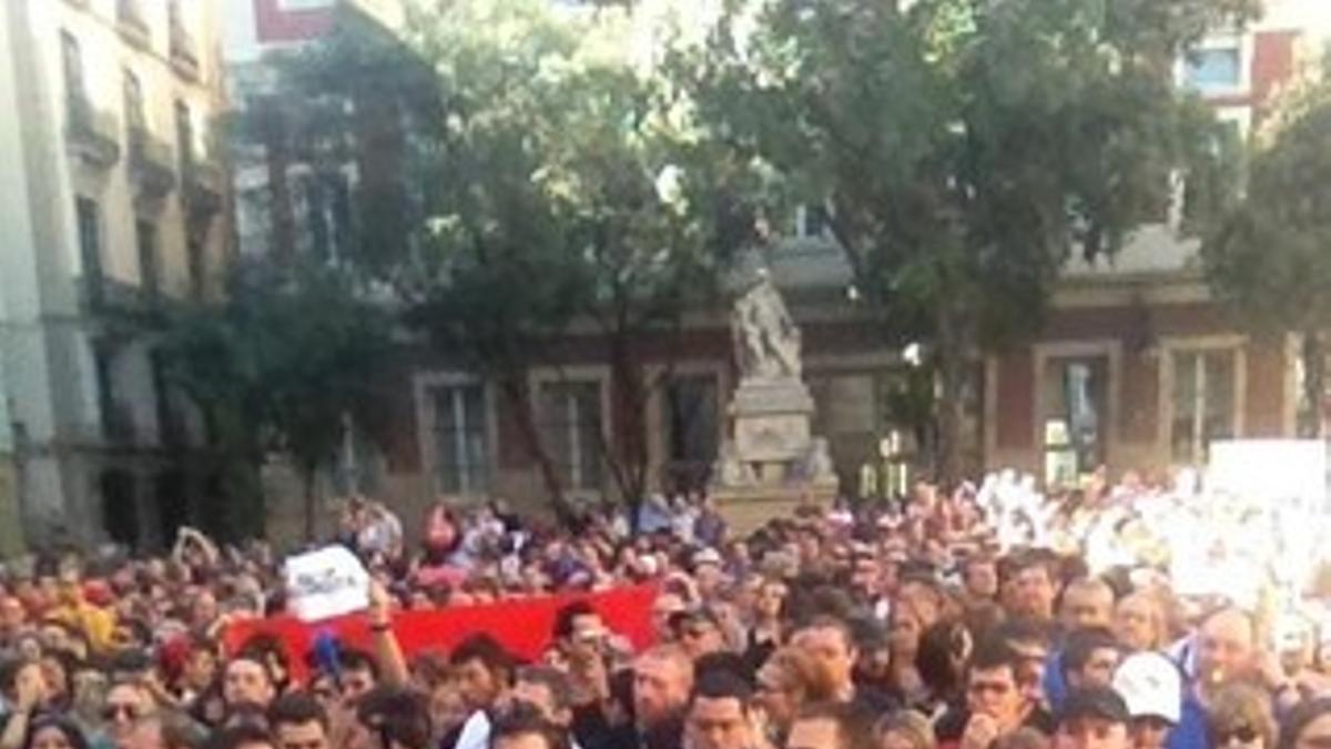 Trabajadores de TMB y de Parques y Jardines, este lunes, a las puertas de la Basílica de la Mercè.