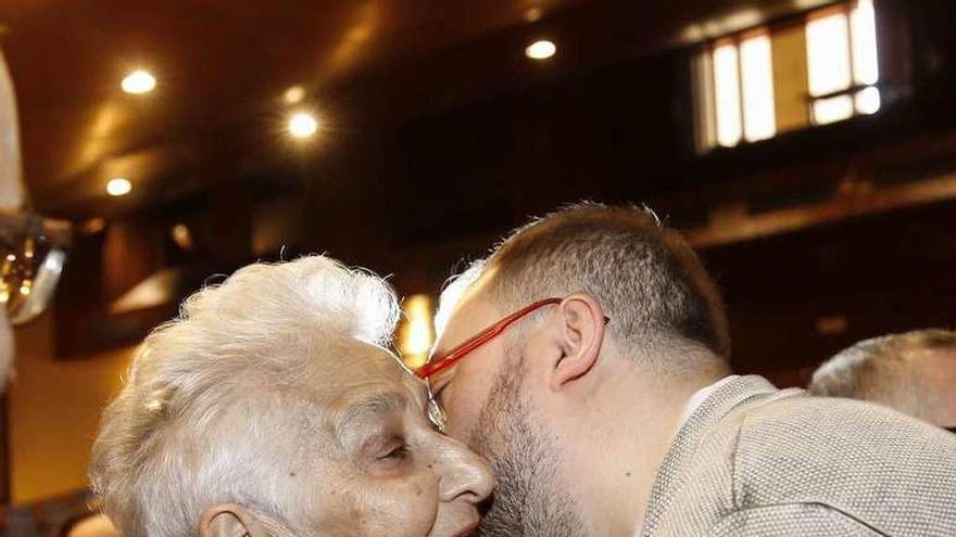 Hilda Farfante, con Adrián Barbón, secretario del PSOE en Asturias, el pasado septiembre en Oviedo cuando recibió un premio.