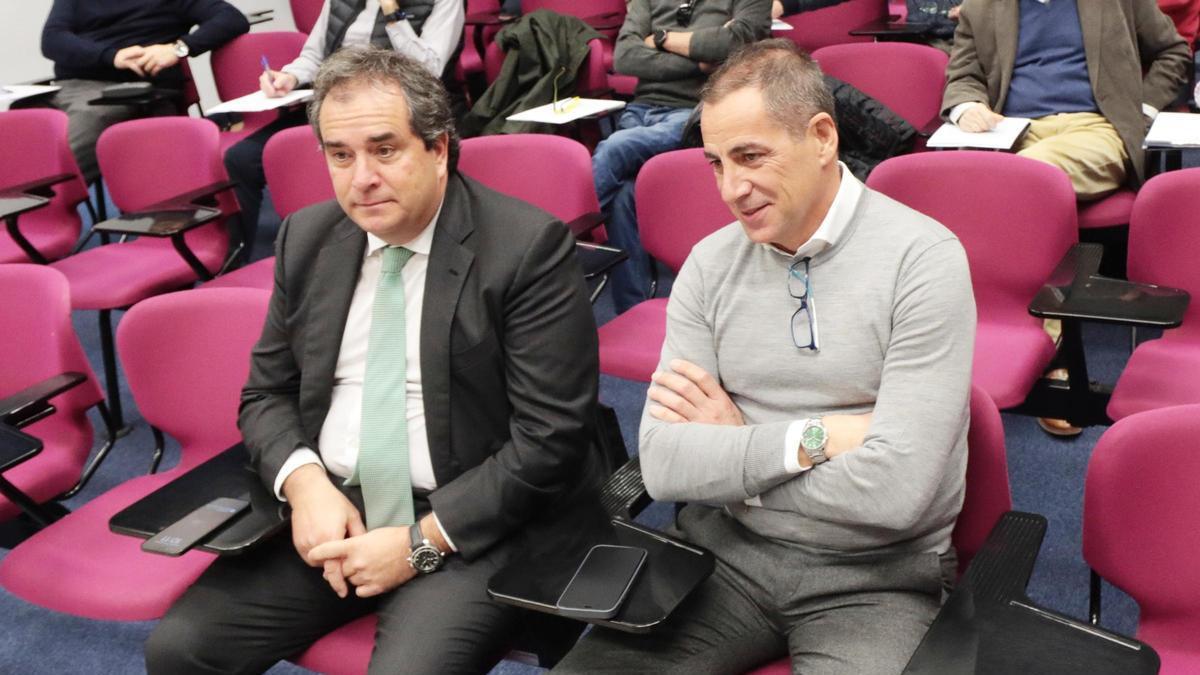 Los consejeros Juan Forcén y Mariano Aguilar, durante una junta de accionistas.