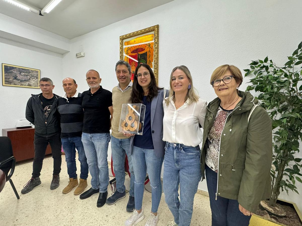 La alcaldesa Mengual, con la distinción de la capital cultural, junto a Barrera y otros representantes municipales