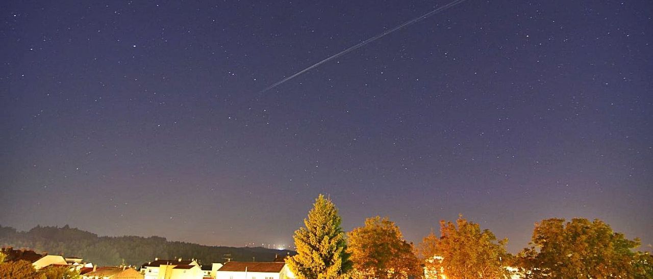 Satélites Starlink, la alineación de luces en movimiento que sorprende en la noche