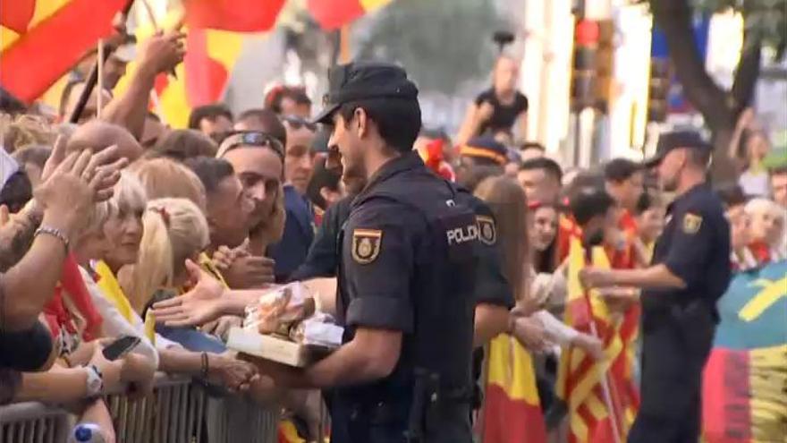 Los manifestantes por la unidad de España arropan a la policía en la Jefatura de Barcelona