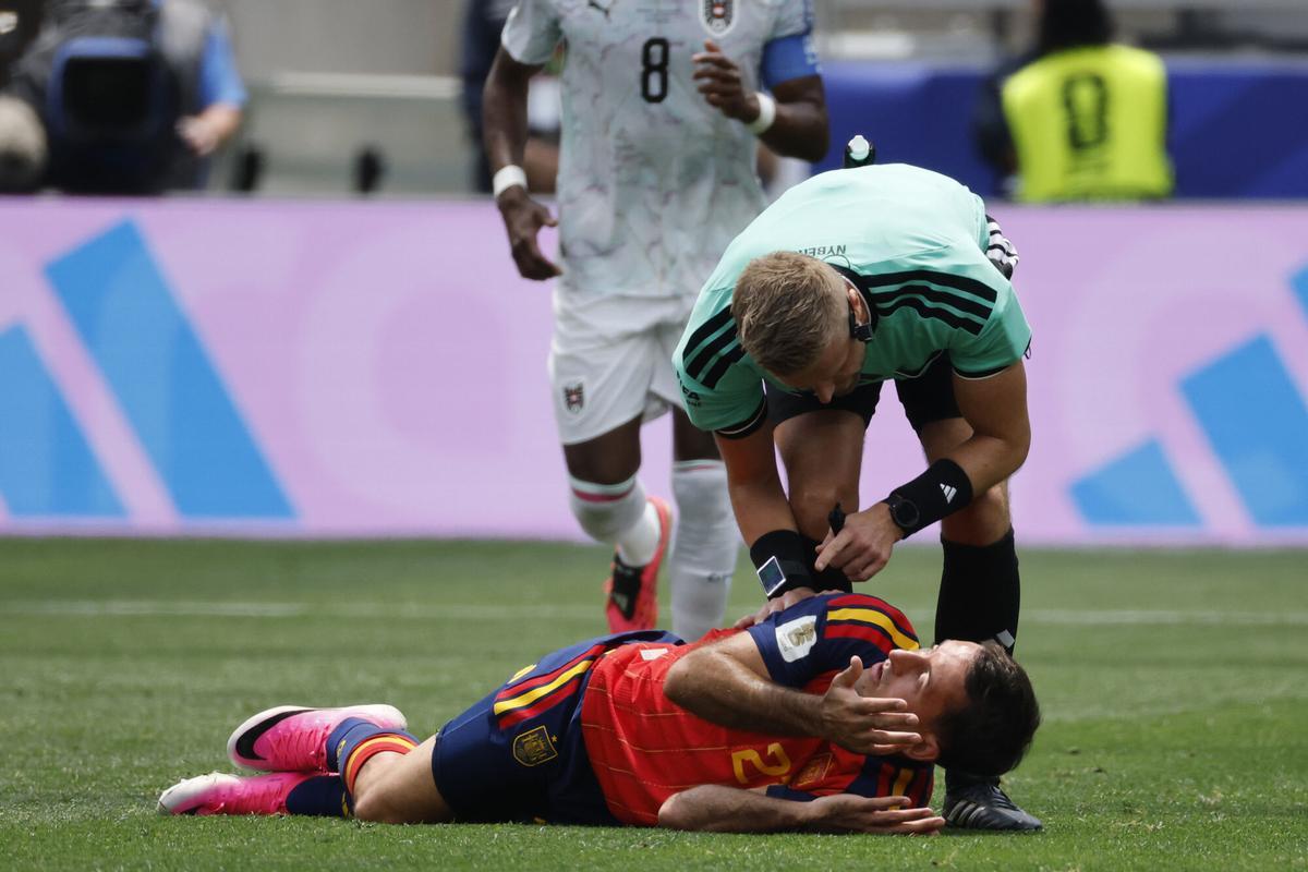 Mikel Oyarzabal en el suelo con el arbitro Glenn Nyberg durante el partido. Mikel Oyarzabal en el suelo con el arbitro Glenn Nyberg durante el partido.