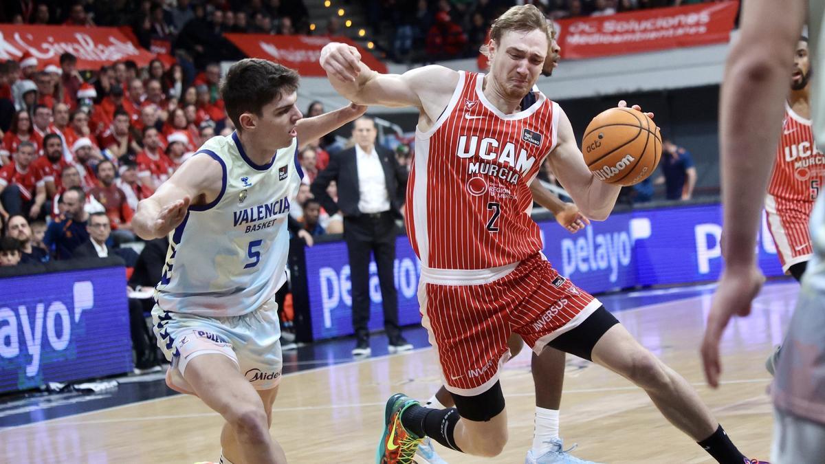 Sander Raieste, del UCAM Murcia, durante el partido ante el Valencia Basket.