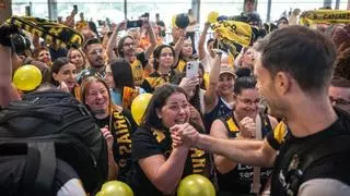 La dulce resaca del CB Canarias en su celebración con la afición a su llegada al Aeropuerto Tenerife Norte