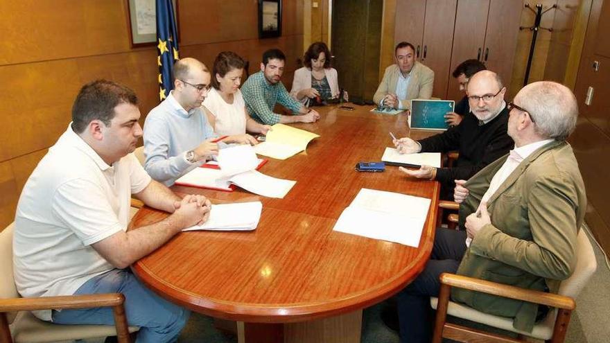 A la derecha, el director general de Desarrollo Rural, Jesús Casas, charla con el director del área de Agricultura y Pesca de la Delegación del Gobierno en Asturias, Celestino Gutiérrez, en la reunión mantenida ayer con los alcaldes de los municipios afectados.